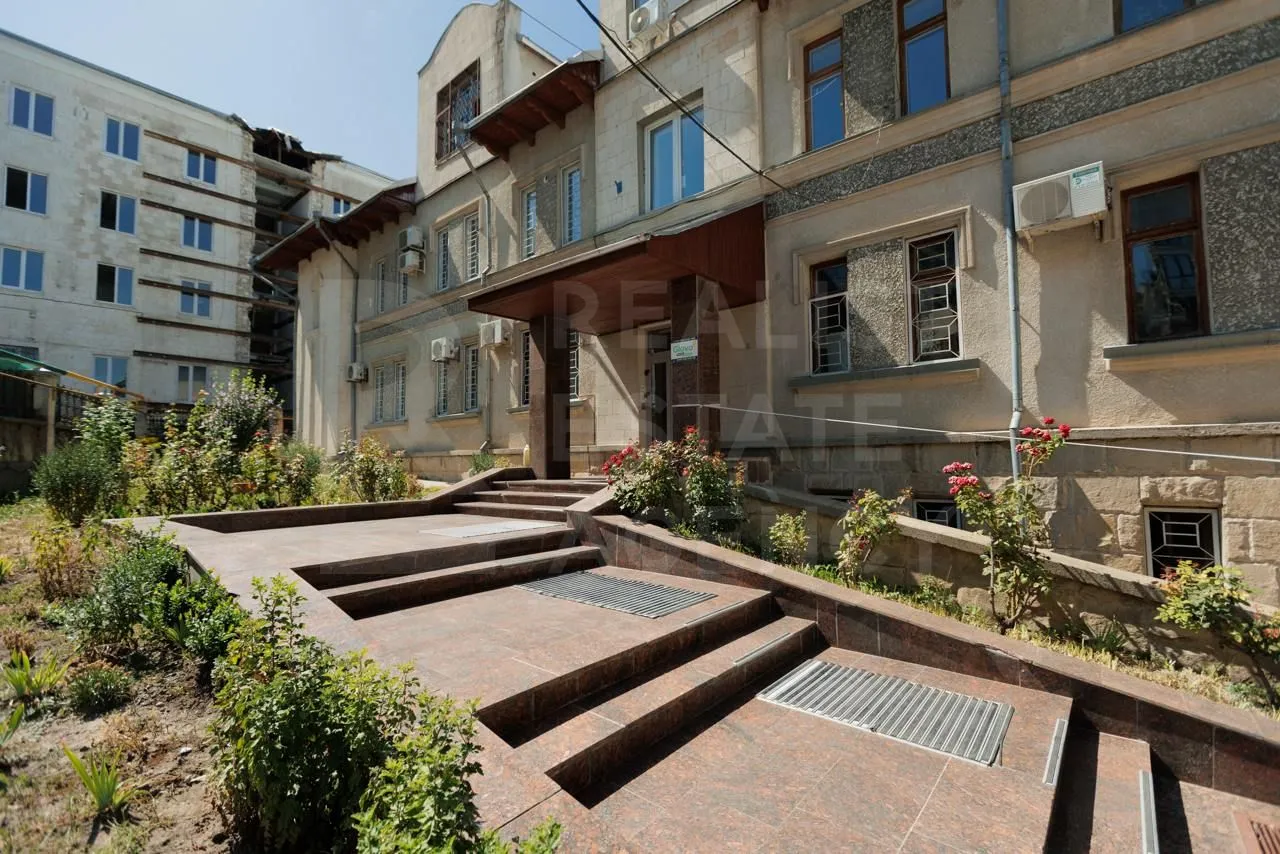 Trade space, 1 380 m² — Image 1