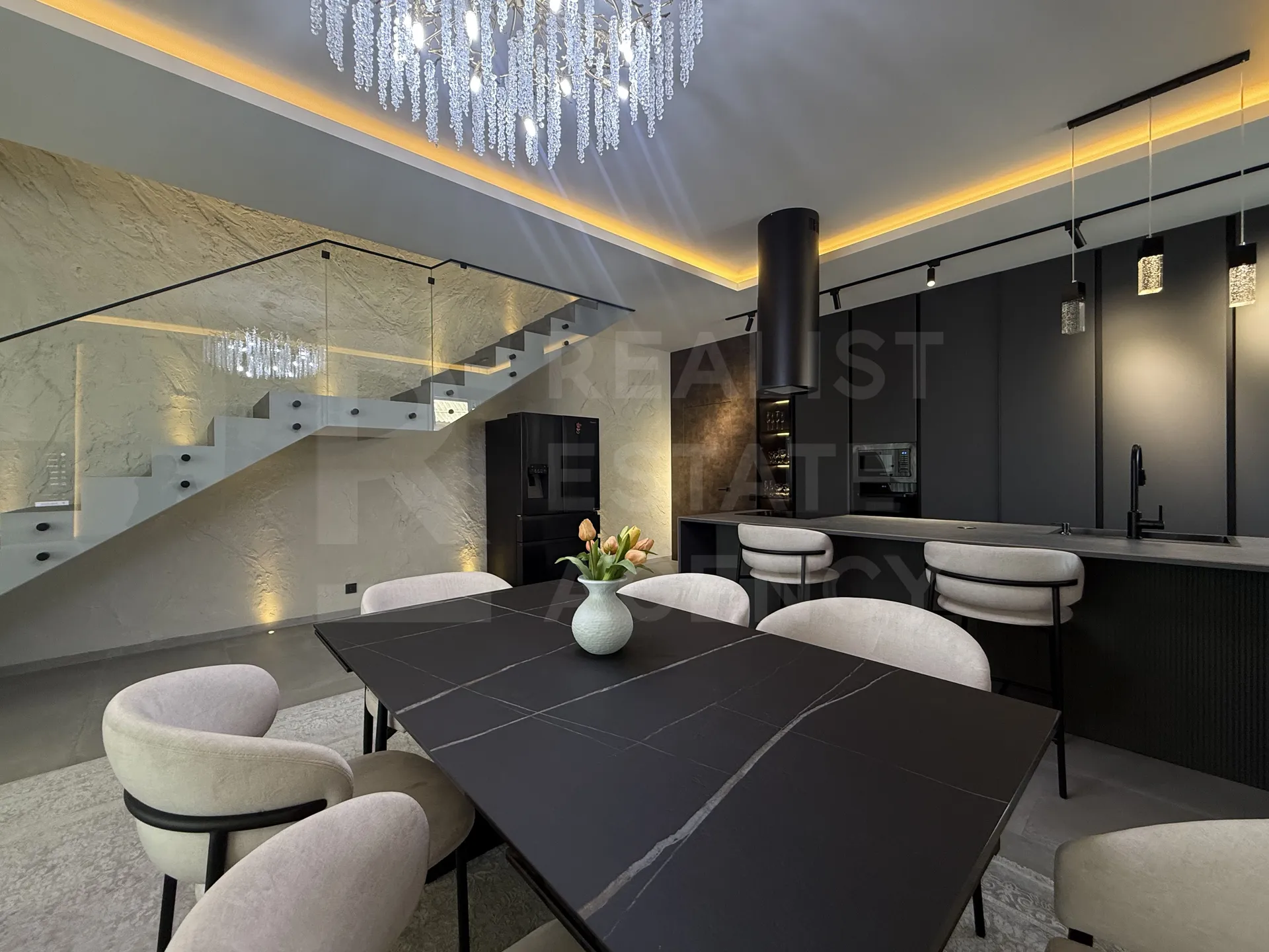 2-этажный дом, 3 комнаты, 225 м² — Изображение 2