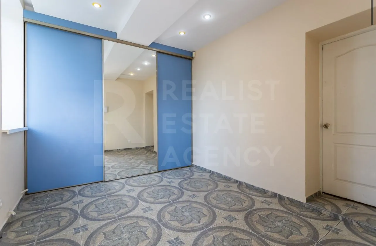 3-этажный дом, 10 комнат, 650 м² — Изображение 4