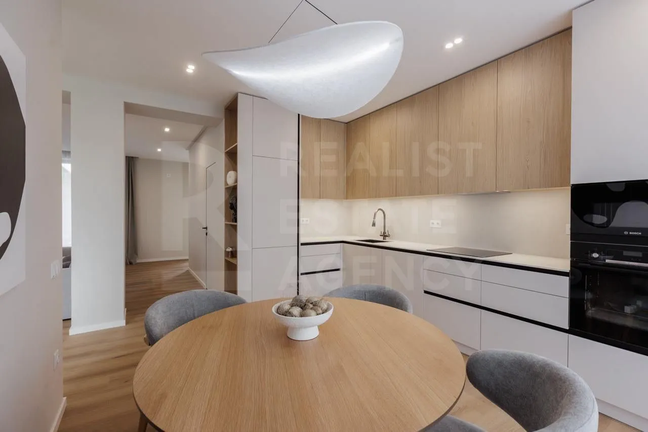 2-этажный дом, 4 комнаты, 270 м² — Изображение 2
