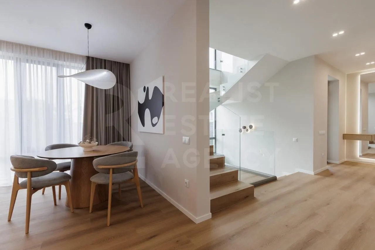 2-этажный дом, 4 комнаты, 270 м² — Изображение 4