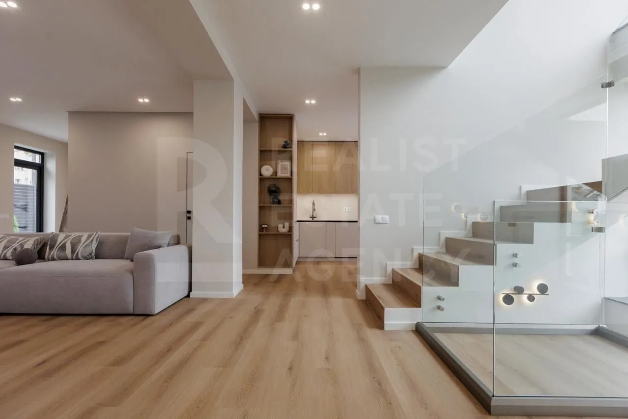2-этажный дом, 4 комнаты, 270 м² — Изображение 3