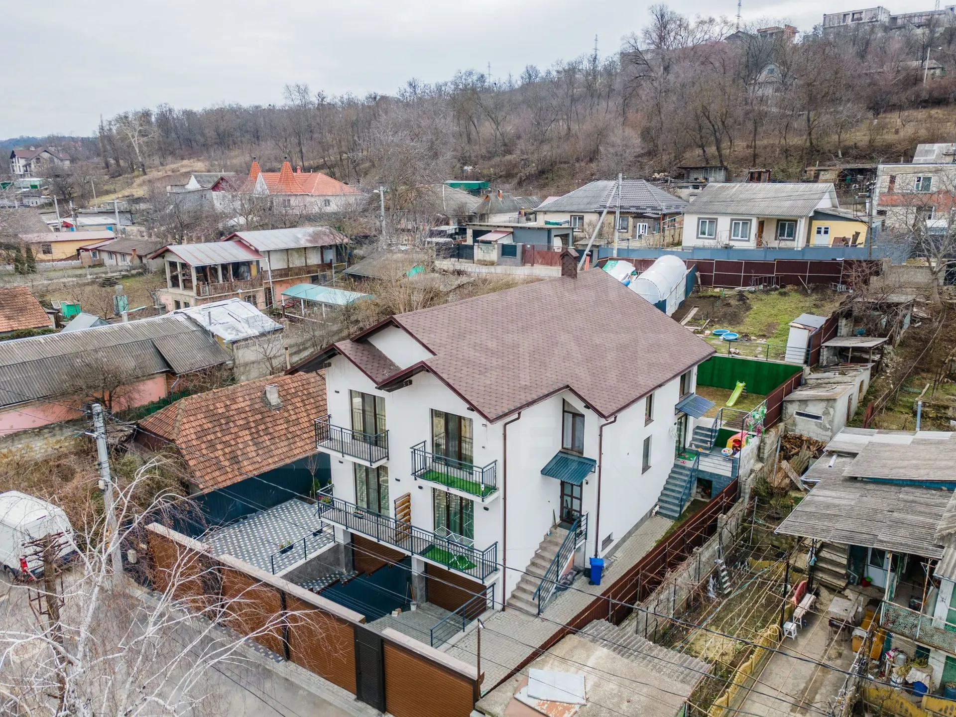 2-etaje casă, 3 camere, 160 m² — Imagine 1