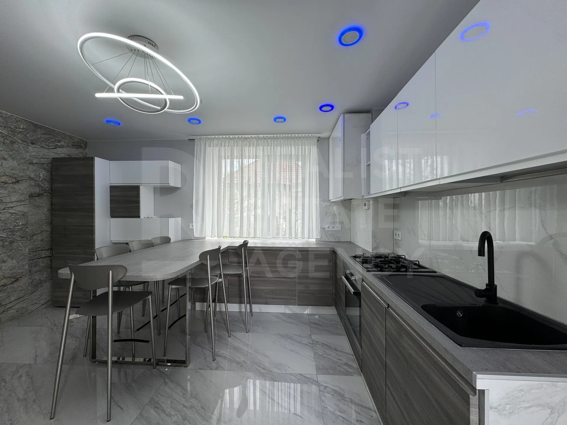 3-этажный дом, 3 комнаты, 250 м² — Изображение 2