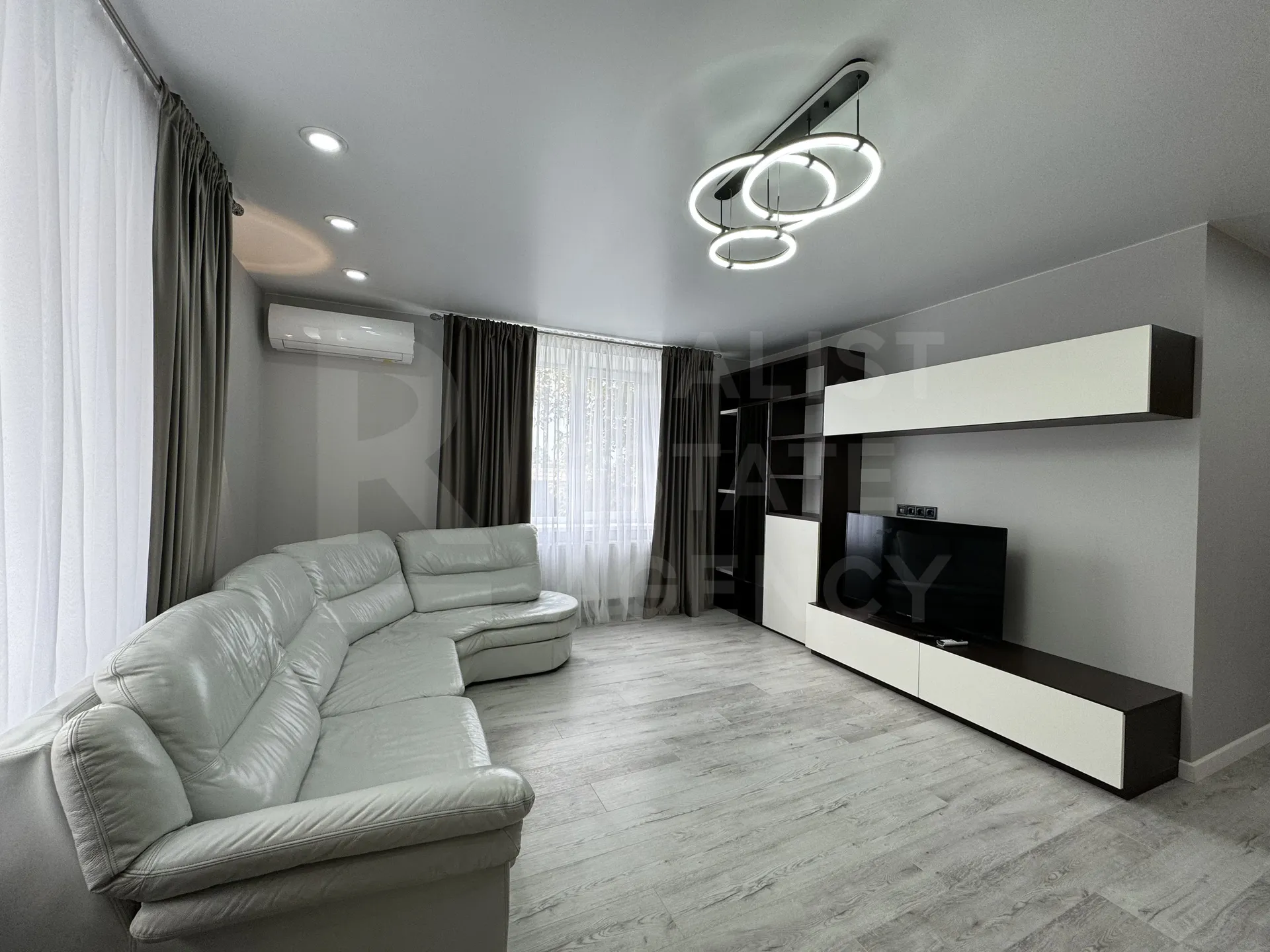 3-этажный дом, 3 комнаты, 250 м² — Изображение 3