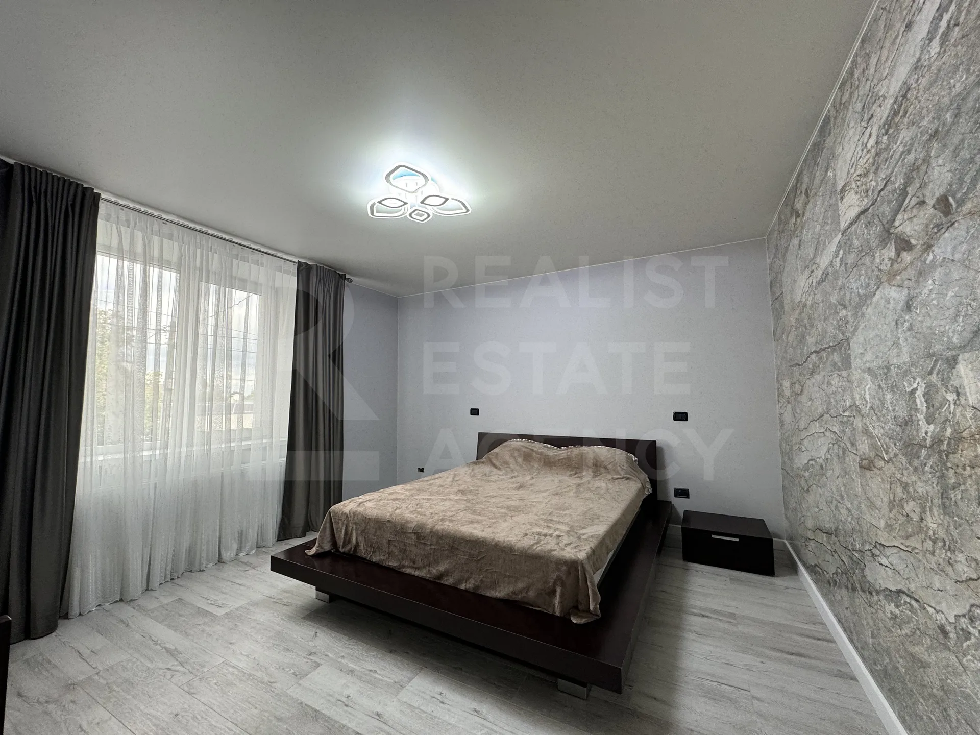 3-этажный дом, 3 комнаты, 250 м² — Изображение 4