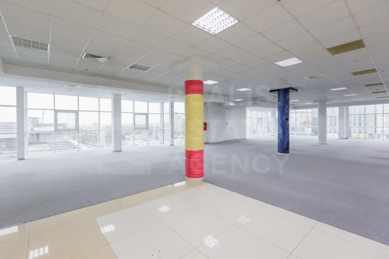 Spațiu comercial, 700 m² — Imagine 1