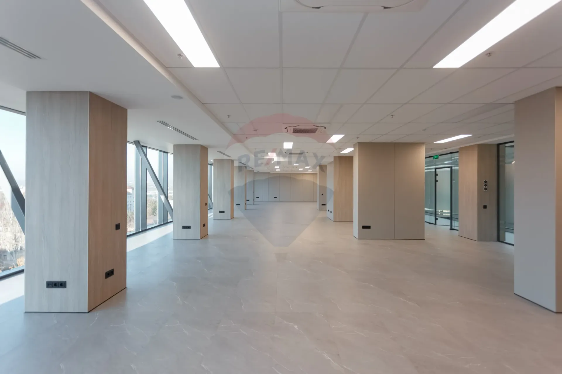 1-bedroom office, 15 000 m² — Image 1