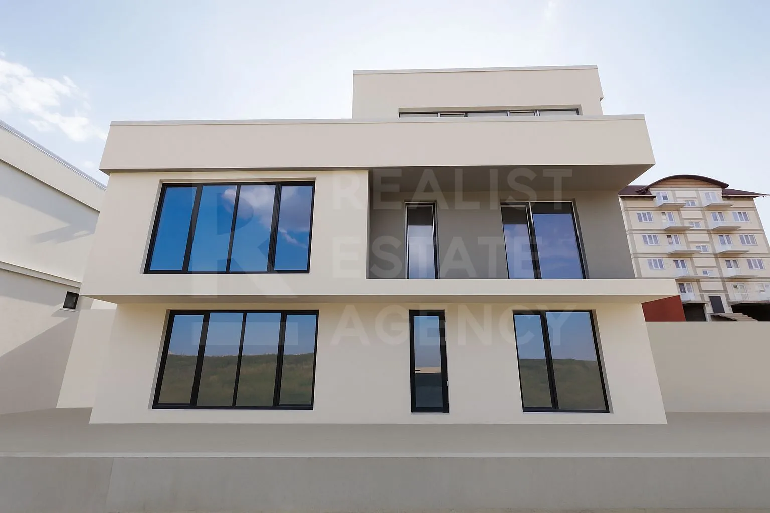3-этажный дом, 4 комнаты, 175 м² — Изображение 1