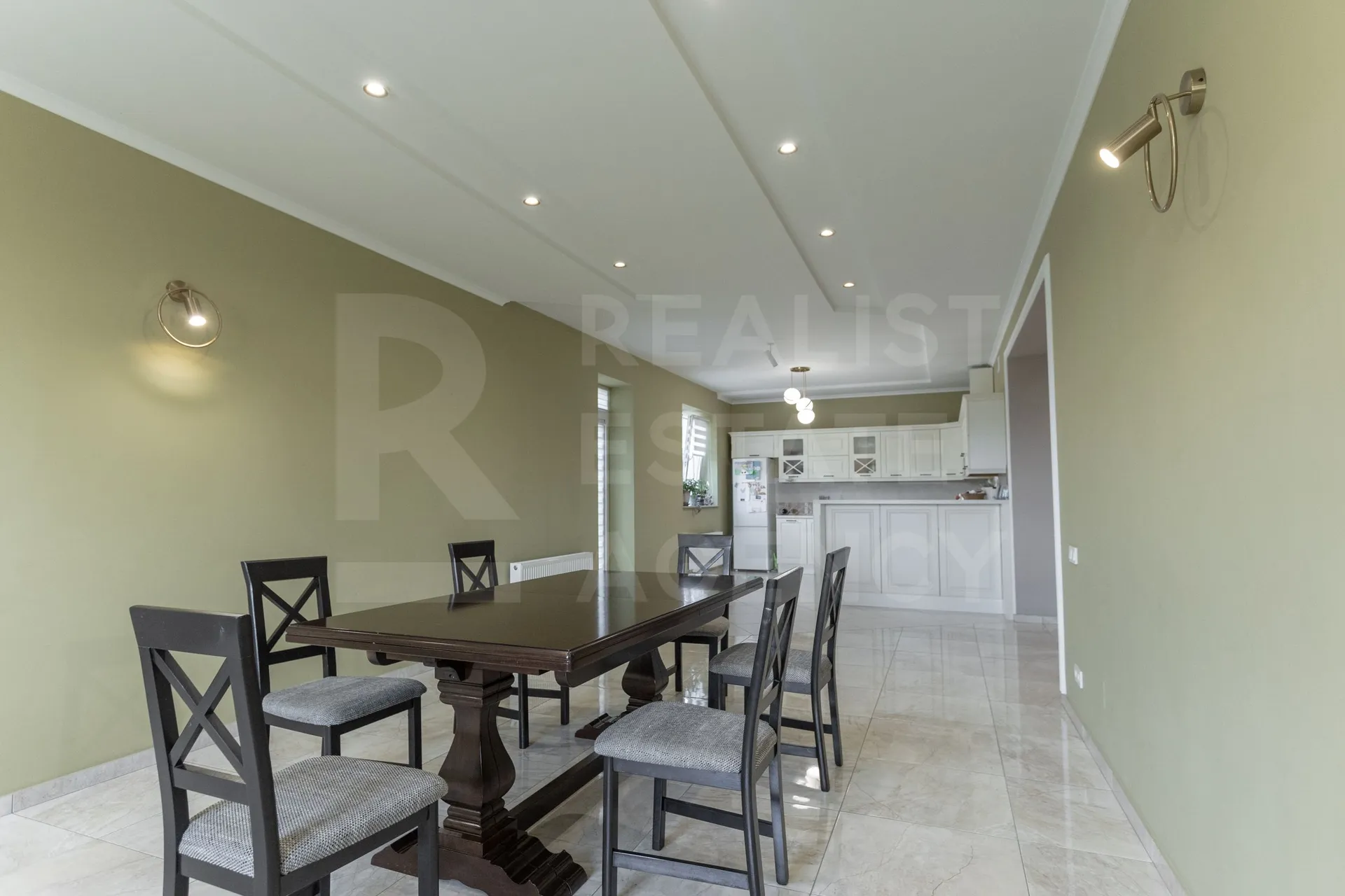 3-etaje casă, 10 camere, 247 m² — Imagine 4