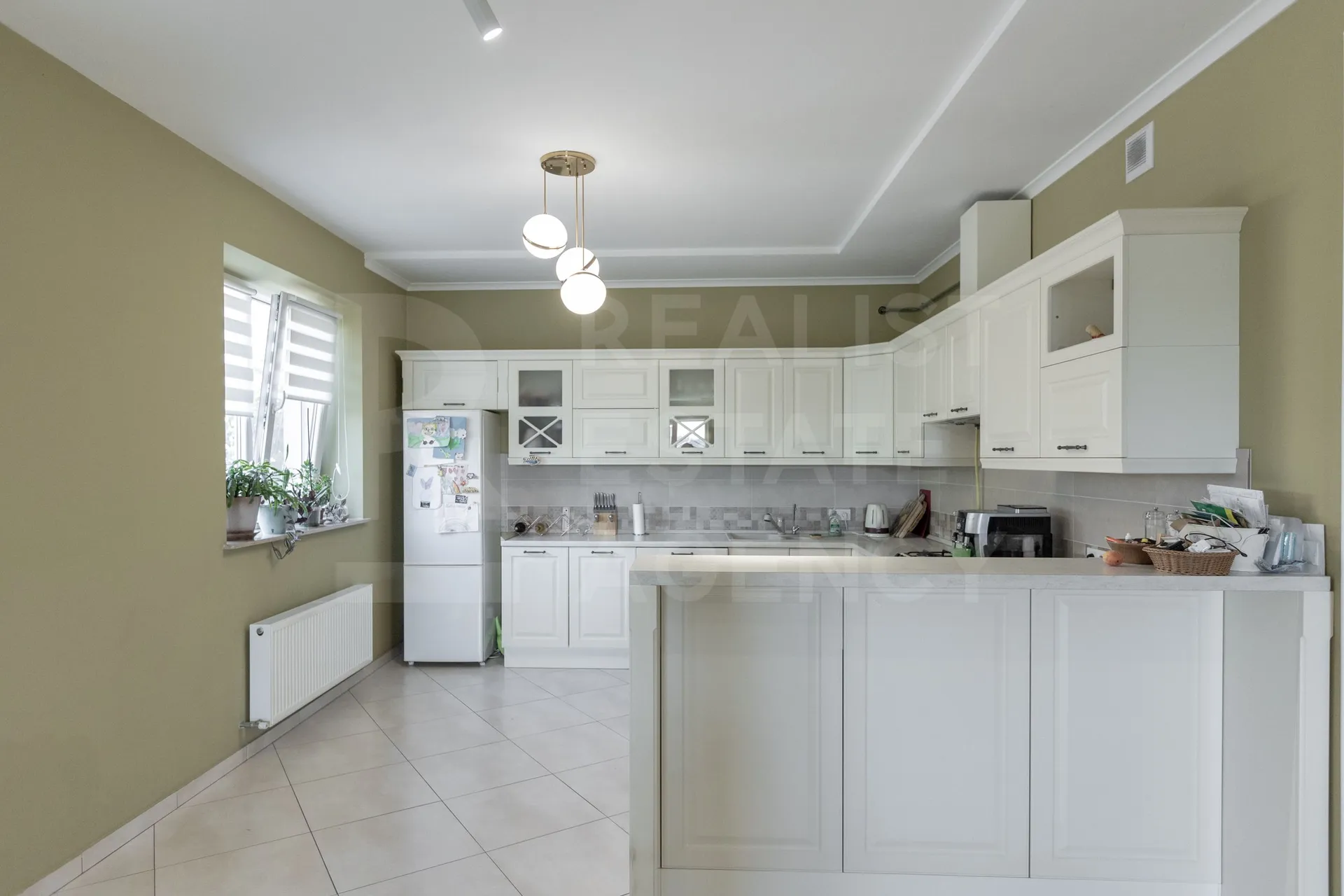 3-etaje casă, 10 camere, 247 m² — Imagine 2