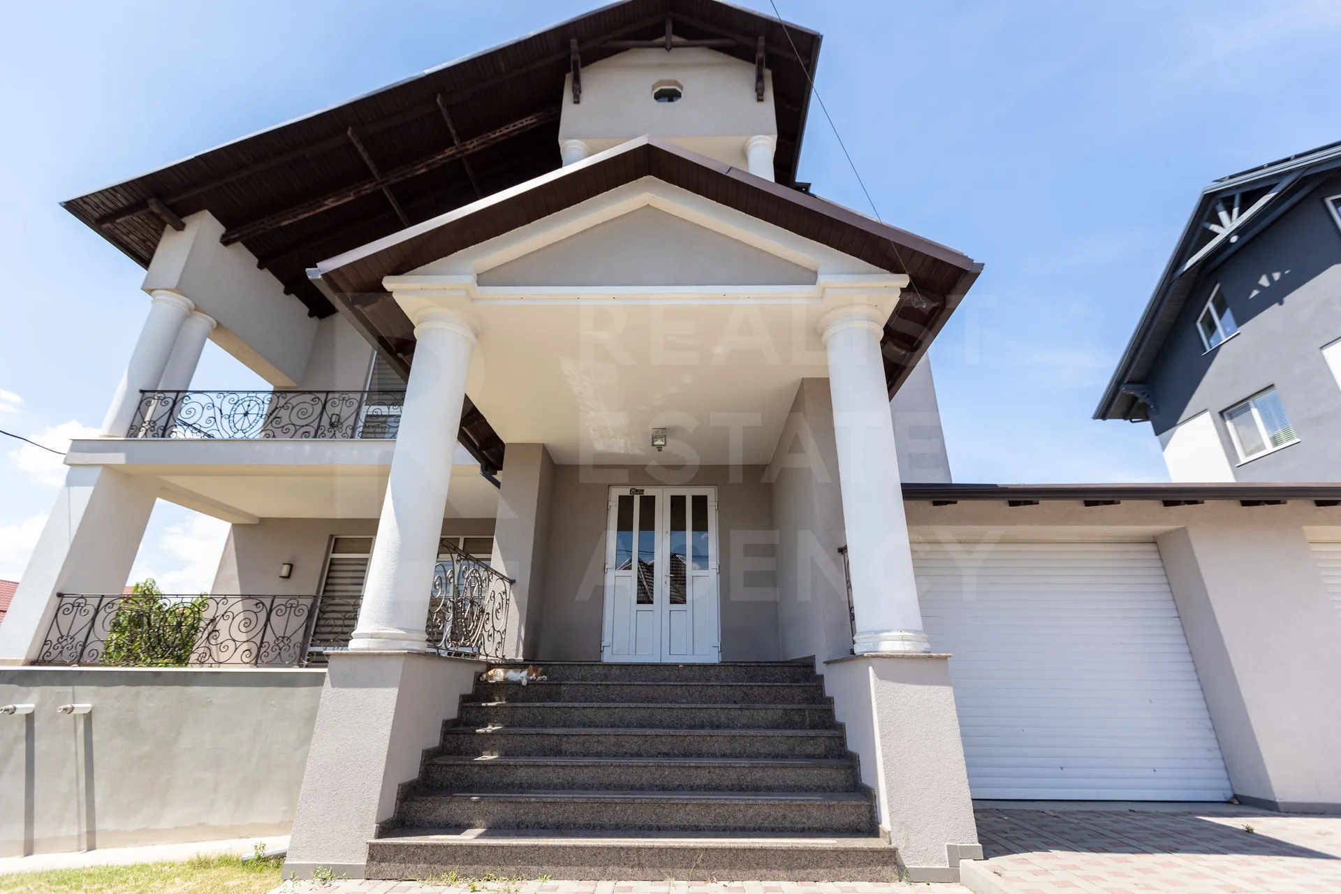 3-etaje casă, 10 camere, 247 m² — Imagine 1