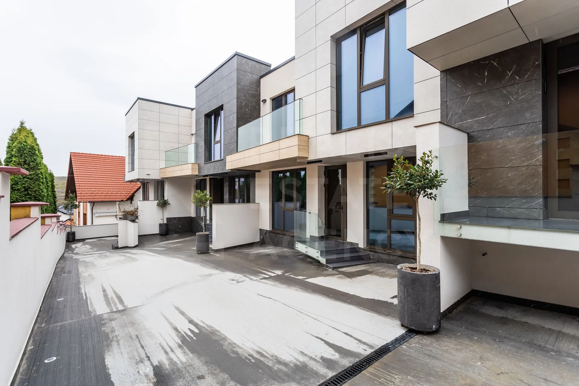 3-etaje casă, 3 camere, 180 m² — Imagine 1