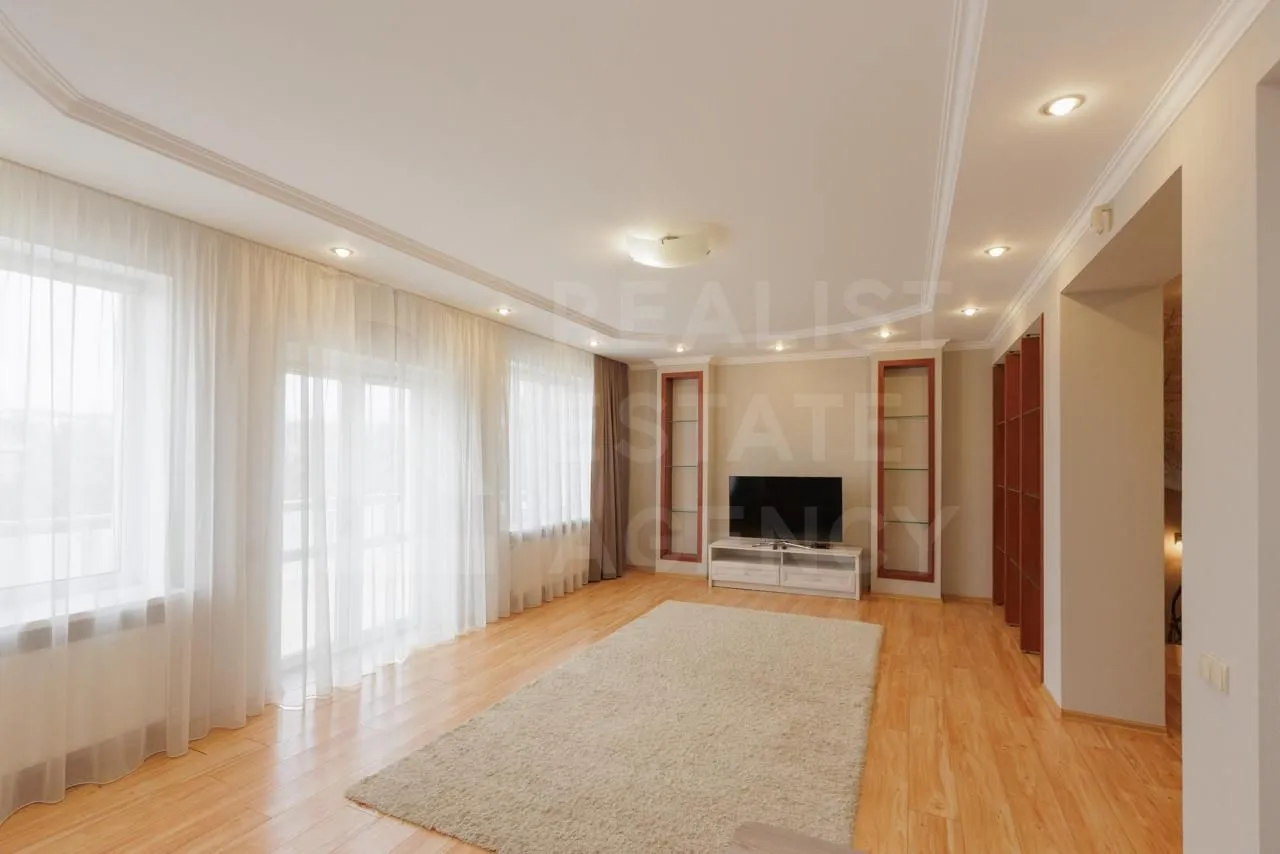 3-этажный дом, 3 комнаты, 220 м² — Изображение 3