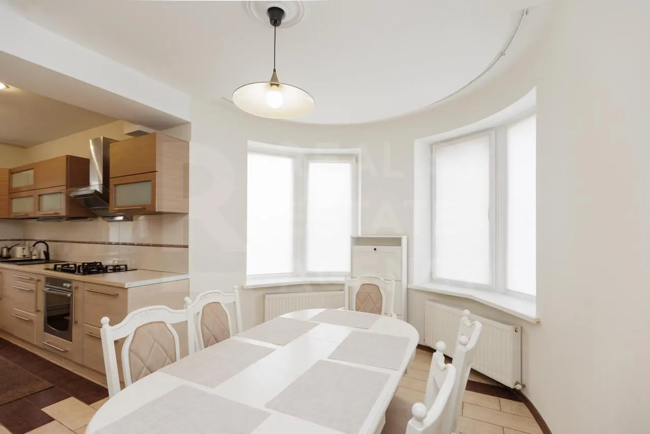 3-этажный дом, 3 комнаты, 220 м² — Изображение 2
