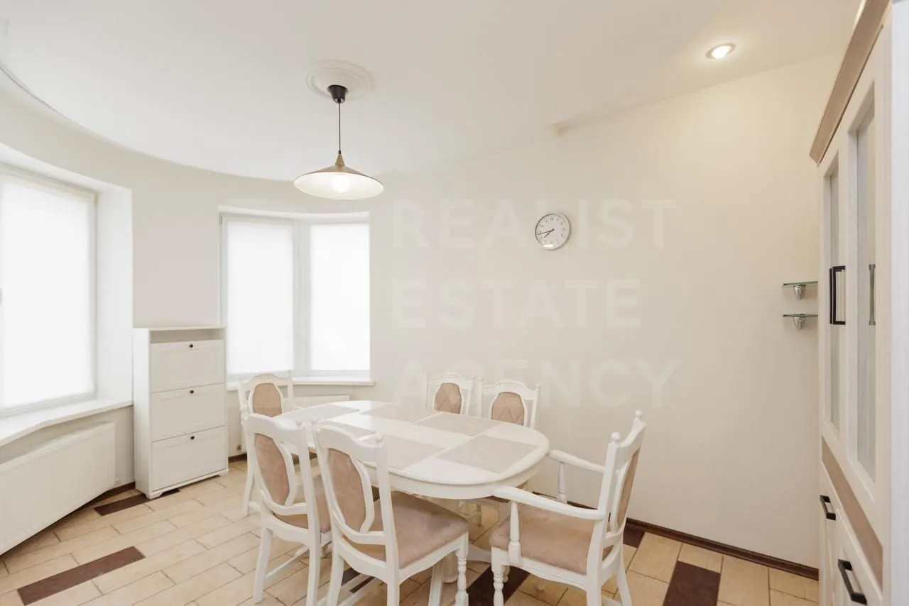 3-этажный дом, 3 комнаты, 220 м² — Изображение 4