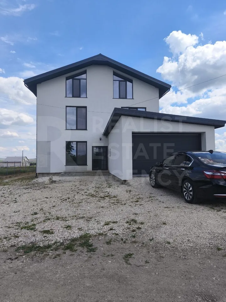3-etaje casă, 5 camere, 300 m² — Imagine 1
