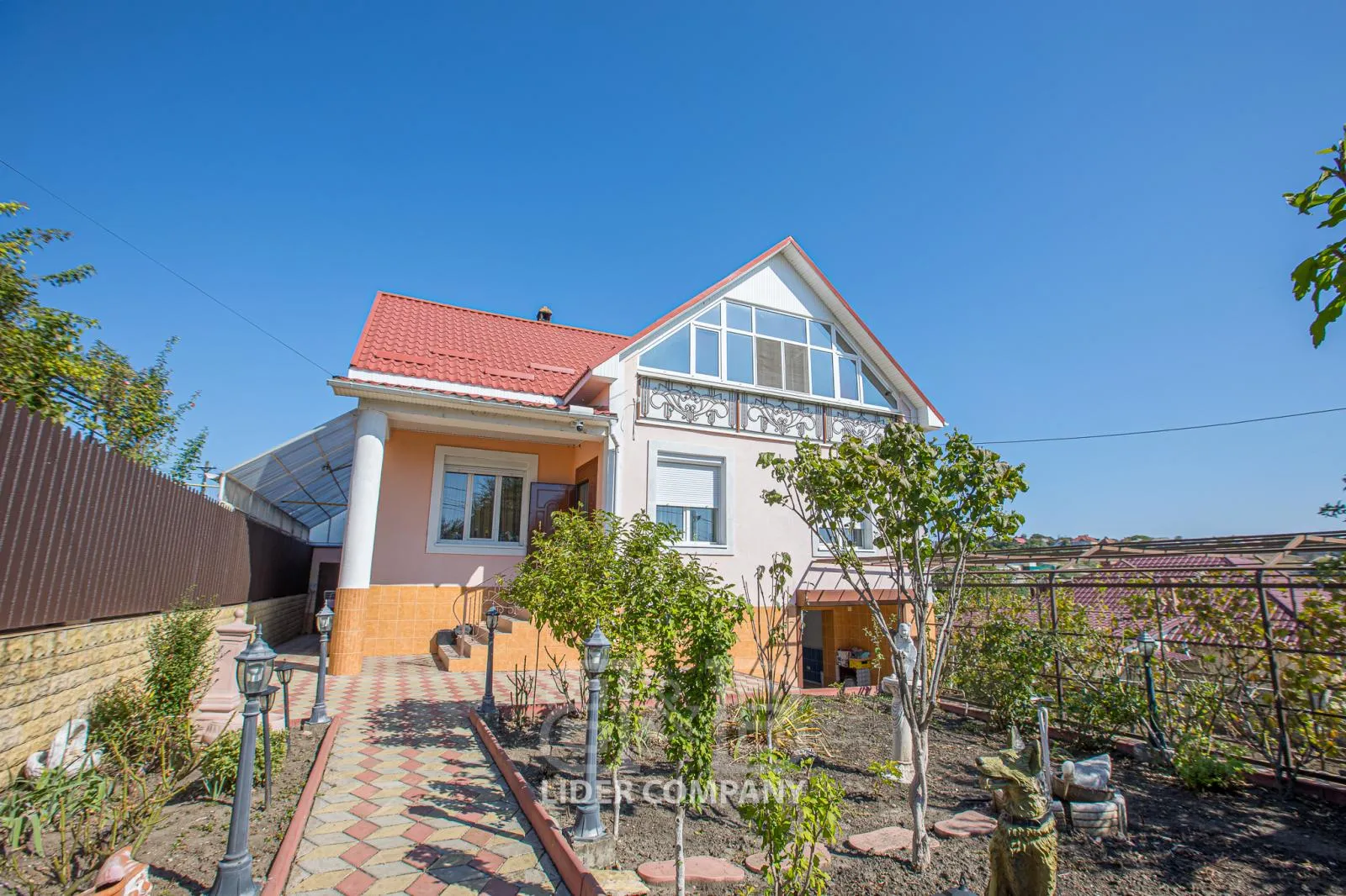 2-этажный дом, 4 комнаты, 230 м² — Изображение 1