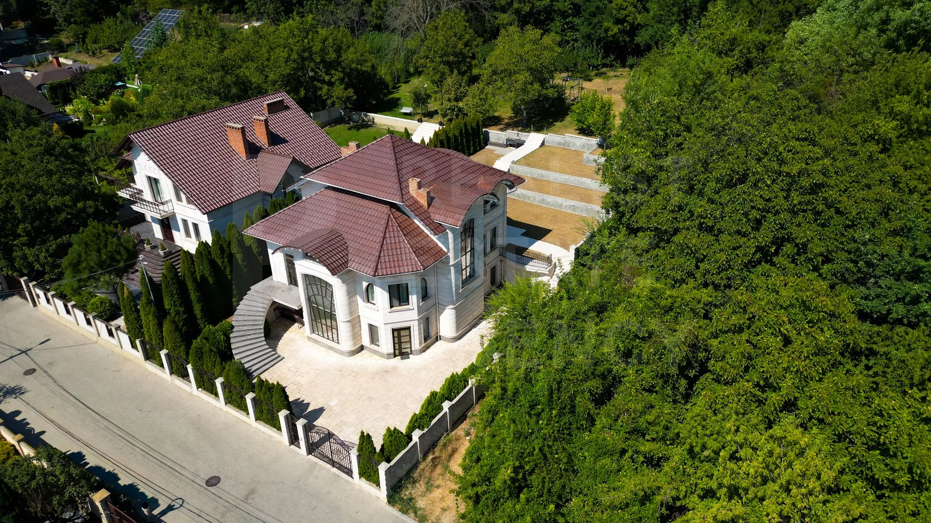 3-этажный дом, 5 комнат, 255 м² — Изображение 1