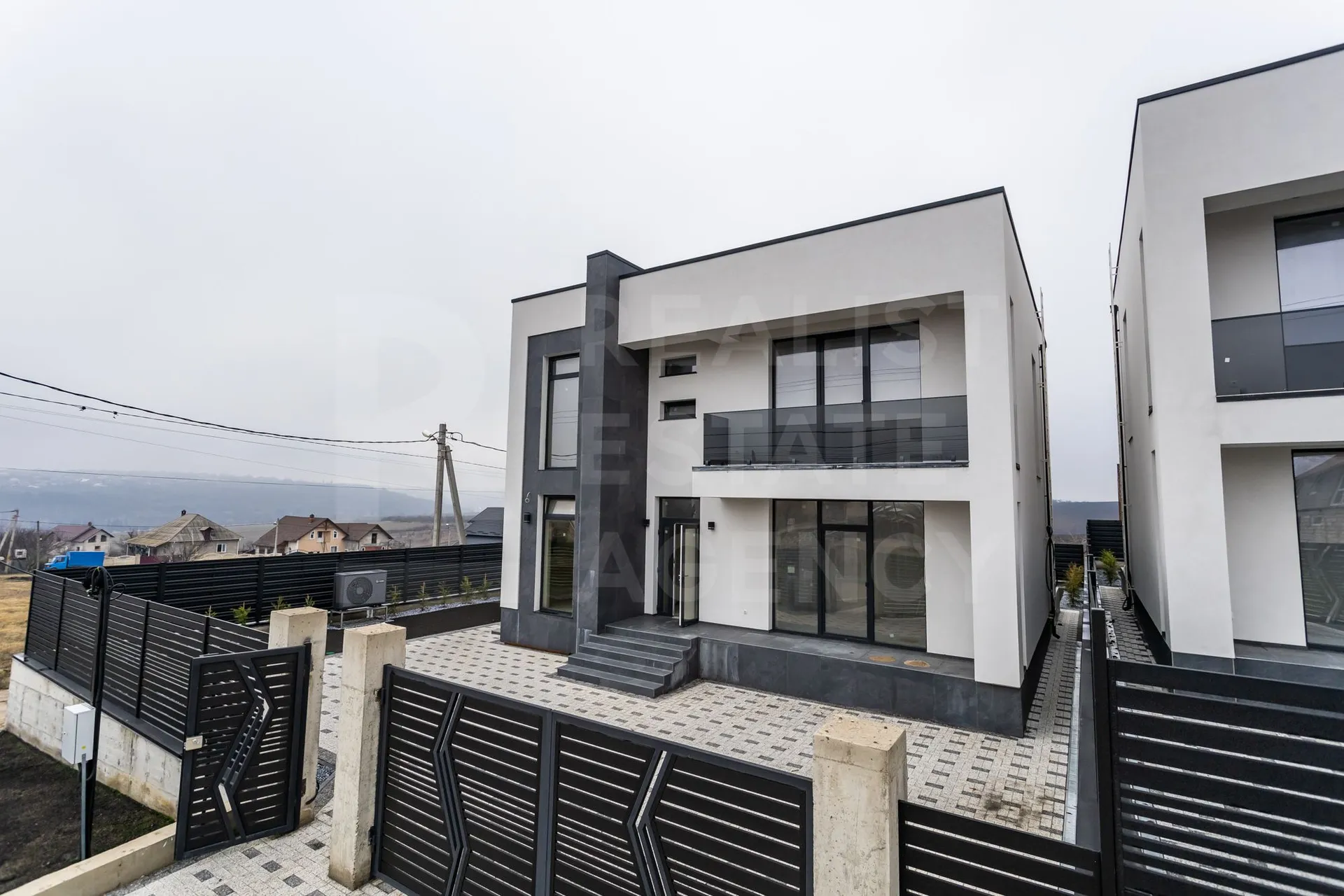 2-этажный дом, 4 комнаты, 190 м² — Изображение 1
