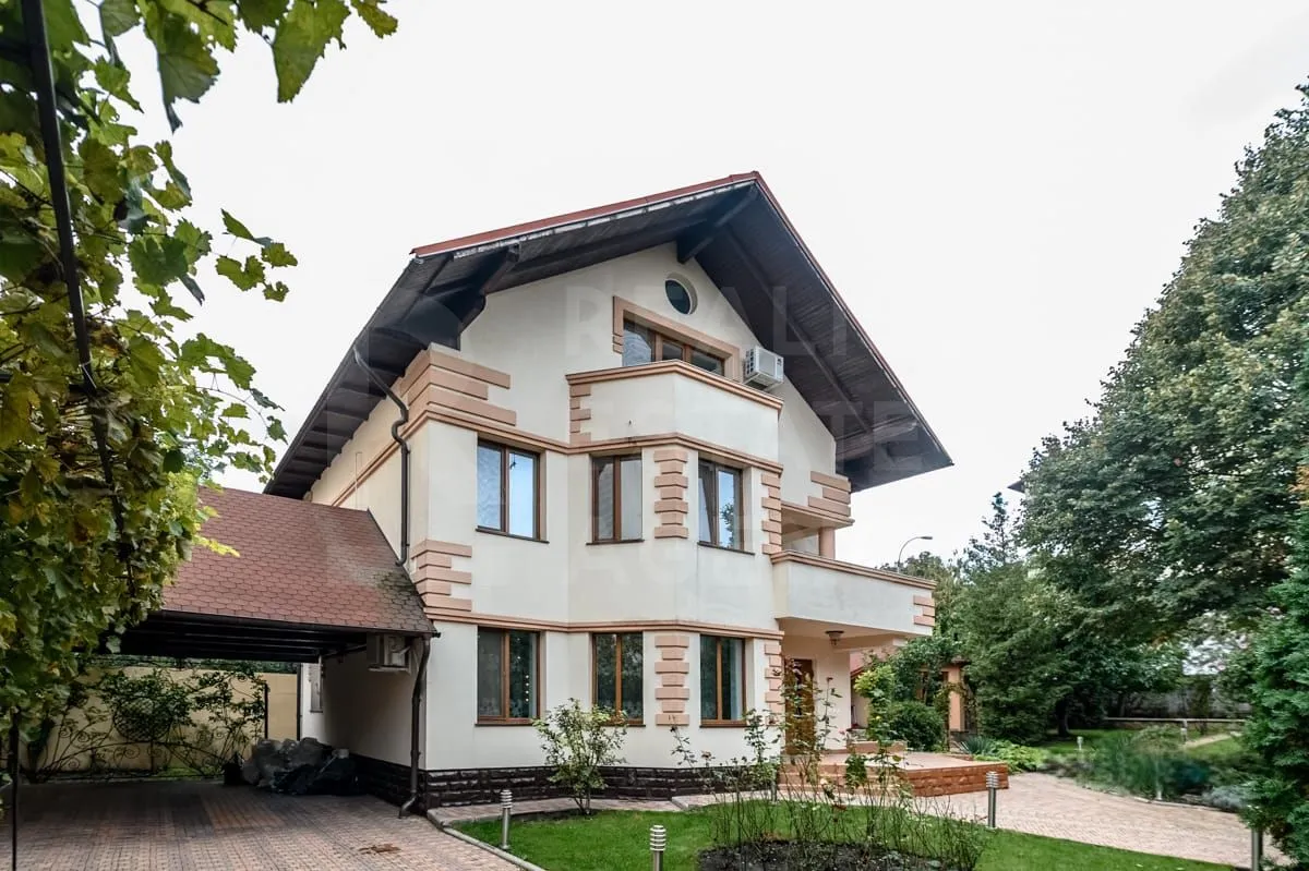 3-этажный дом, 5 комнат, 240 м² — Изображение 1