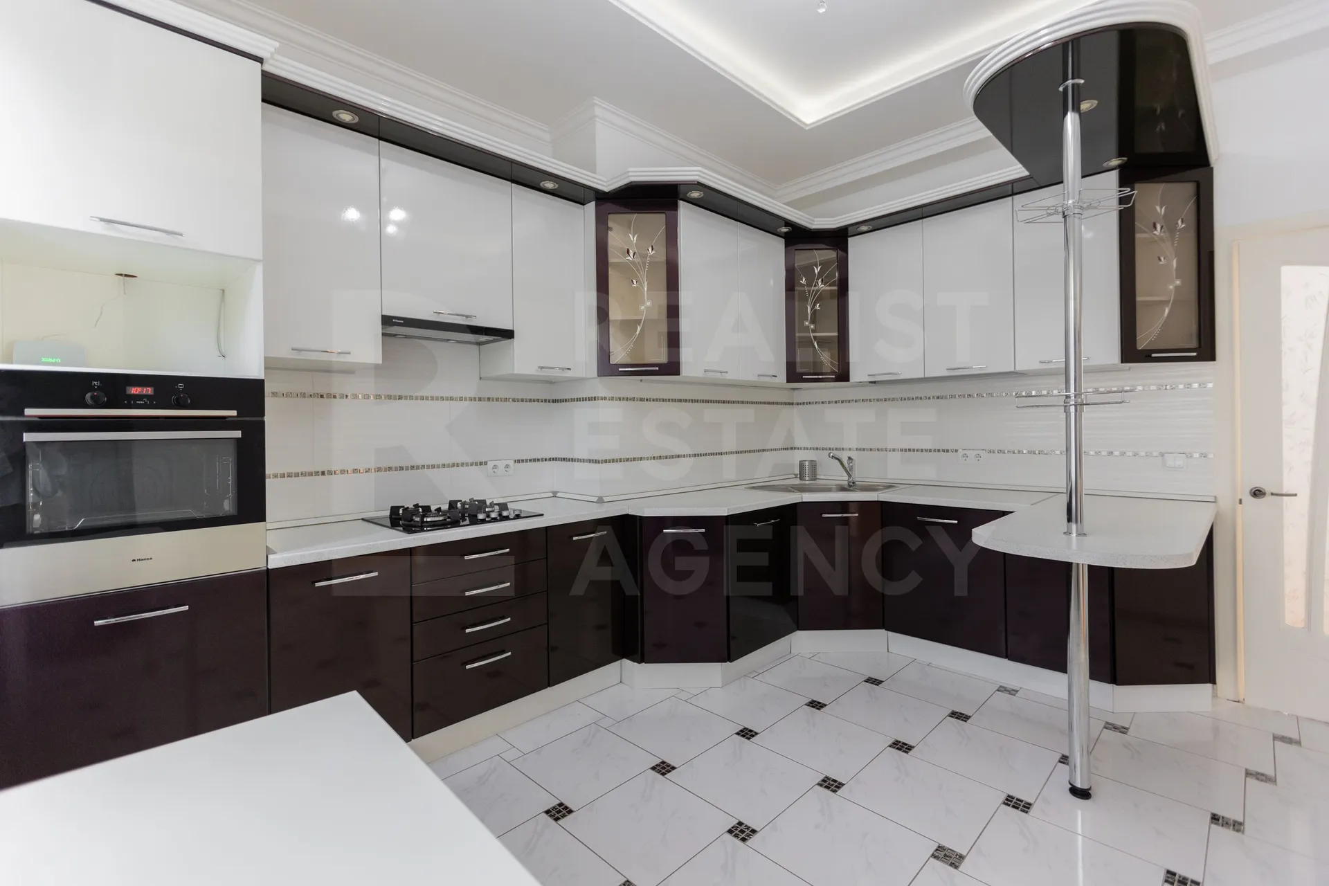 3-этажный дом, 5 комнат, 250 м² — Изображение 2