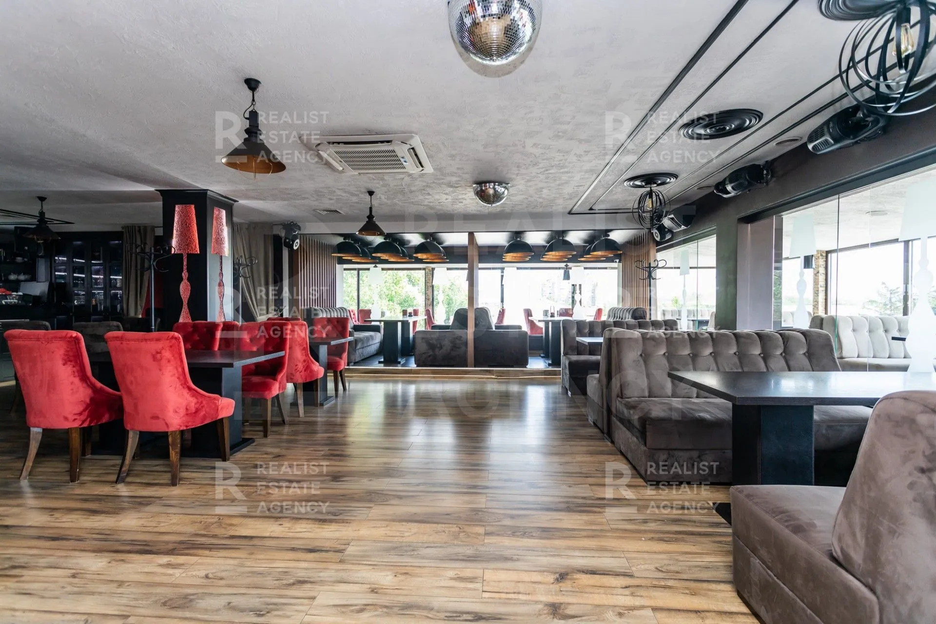 Spațiu comercial, 215 m² — Imagine 1
