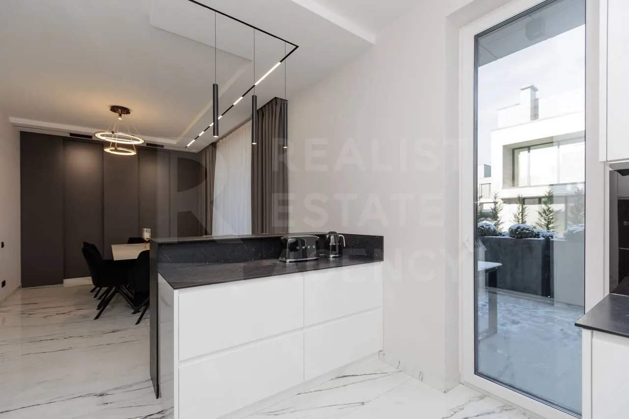 3-этажный дом, 4 комнаты, 330 м² — Изображение 2
