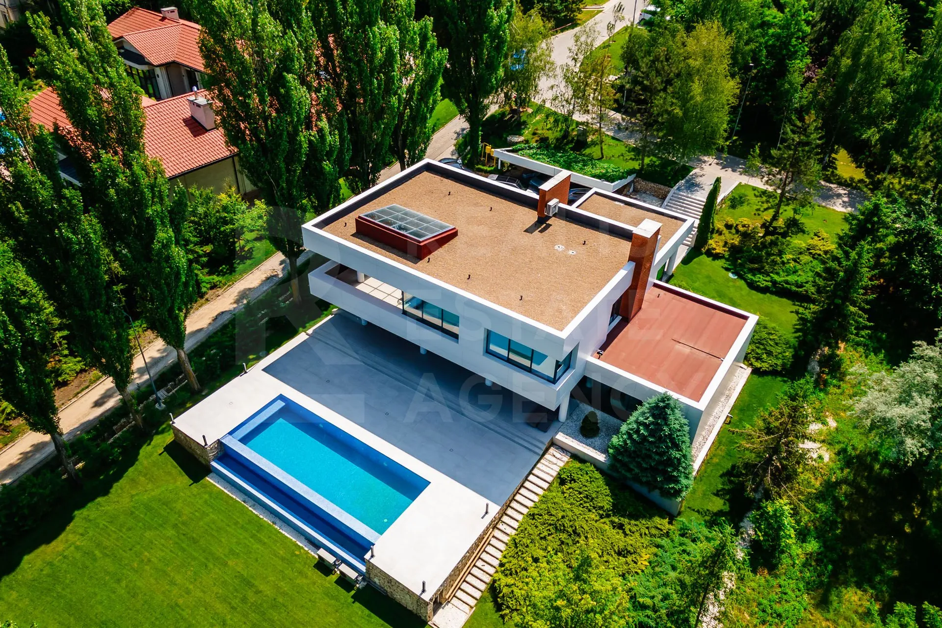 2-этажный дом, 4 комнаты, 300 м² — Изображение 1