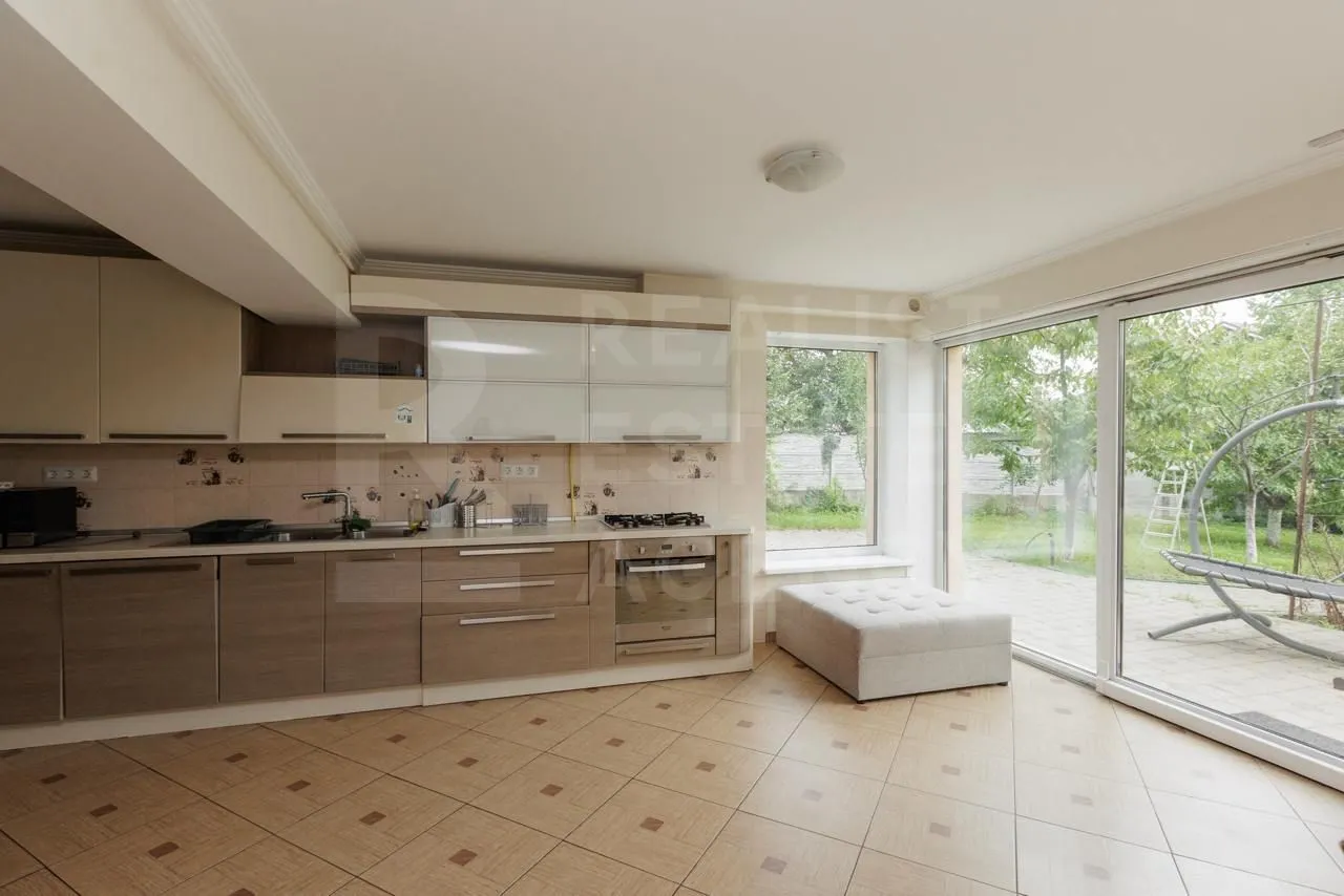 3-этажный дом, 6 комнат, 250 м² — Изображение 2