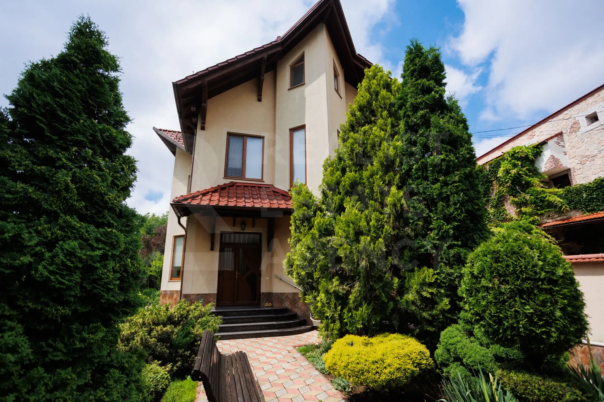 3-etaje casă, 4 camere, 240 m² — Imagine 1
