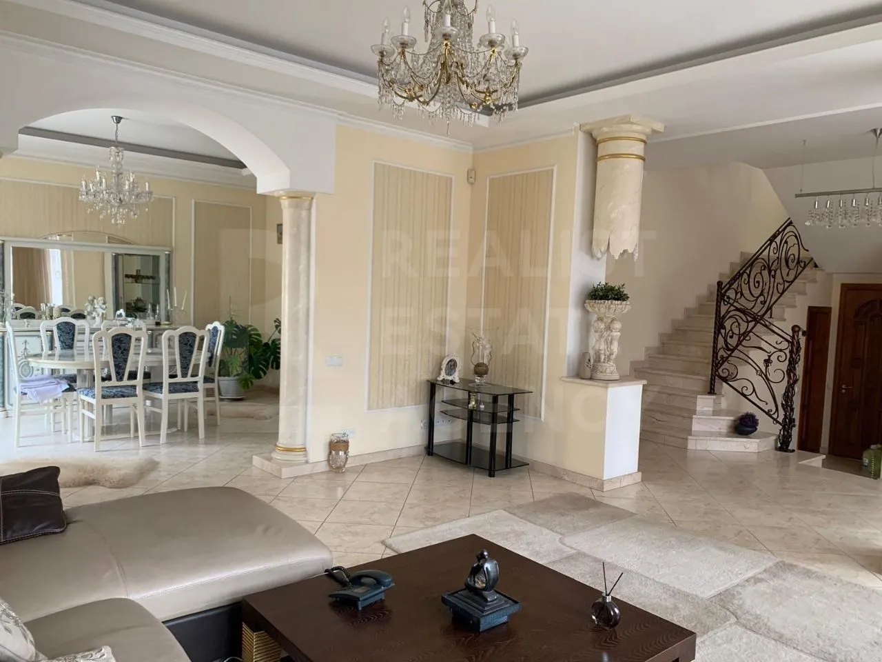 3-etaje casă, 4 camere, 240 m² — Imagine 2