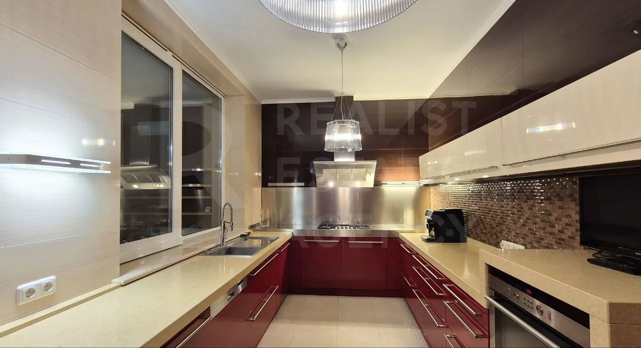 3-этажный дом, 5 комнат, 280 м² — Изображение 2