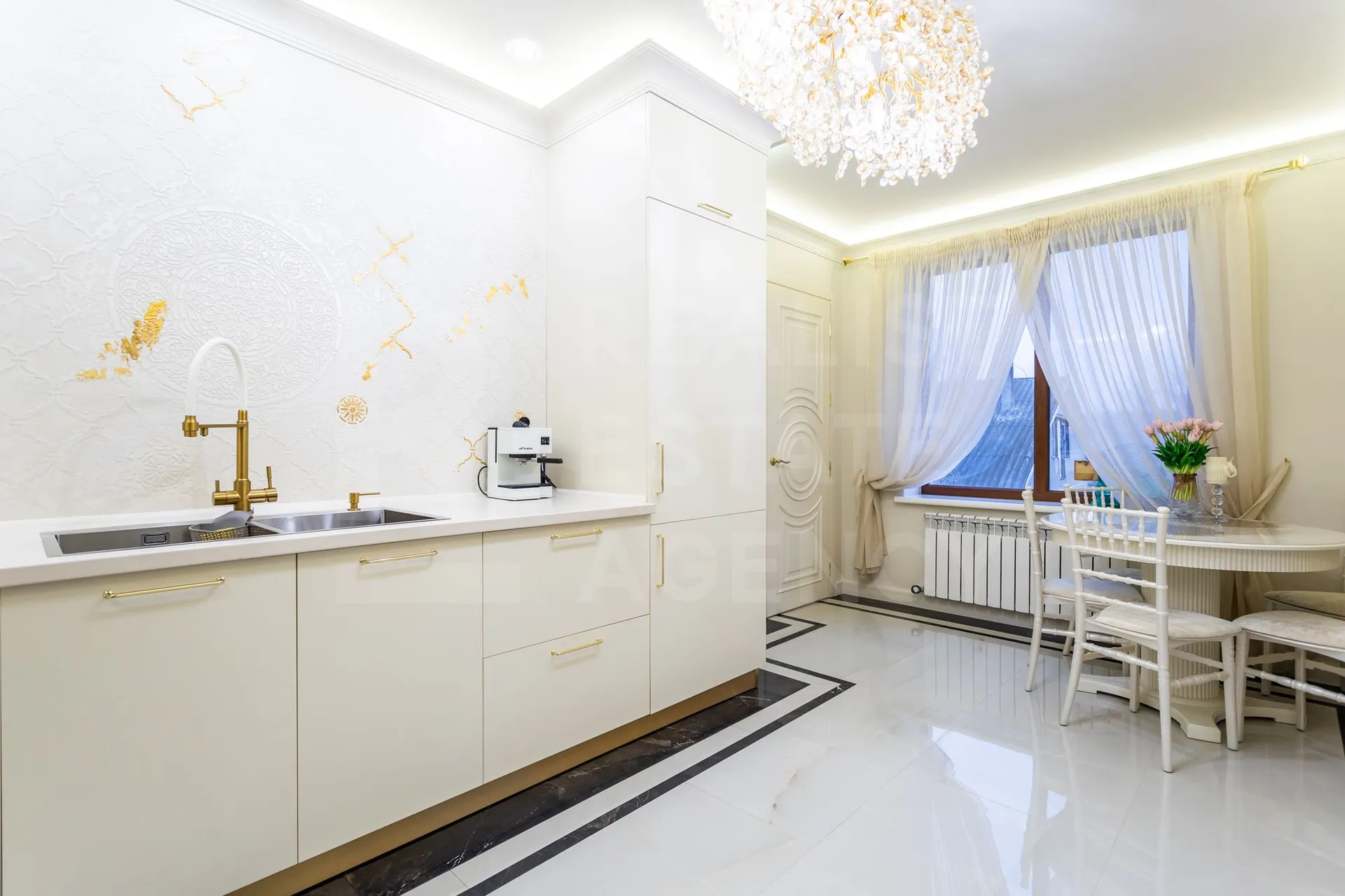 3-этажный дом, 4 комнаты, 300 м² — Изображение 2