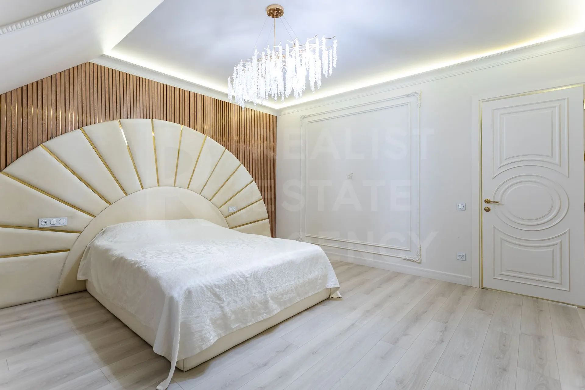 3-этажный дом, 4 комнаты, 300 м² — Изображение 3
