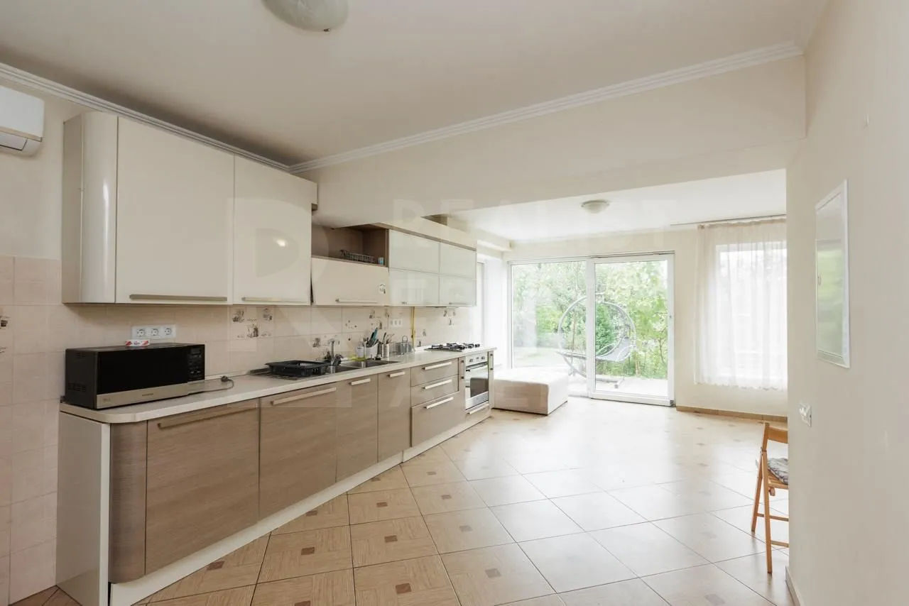 3-этажный дом, 6 комнат, 350 м² — Изображение 2