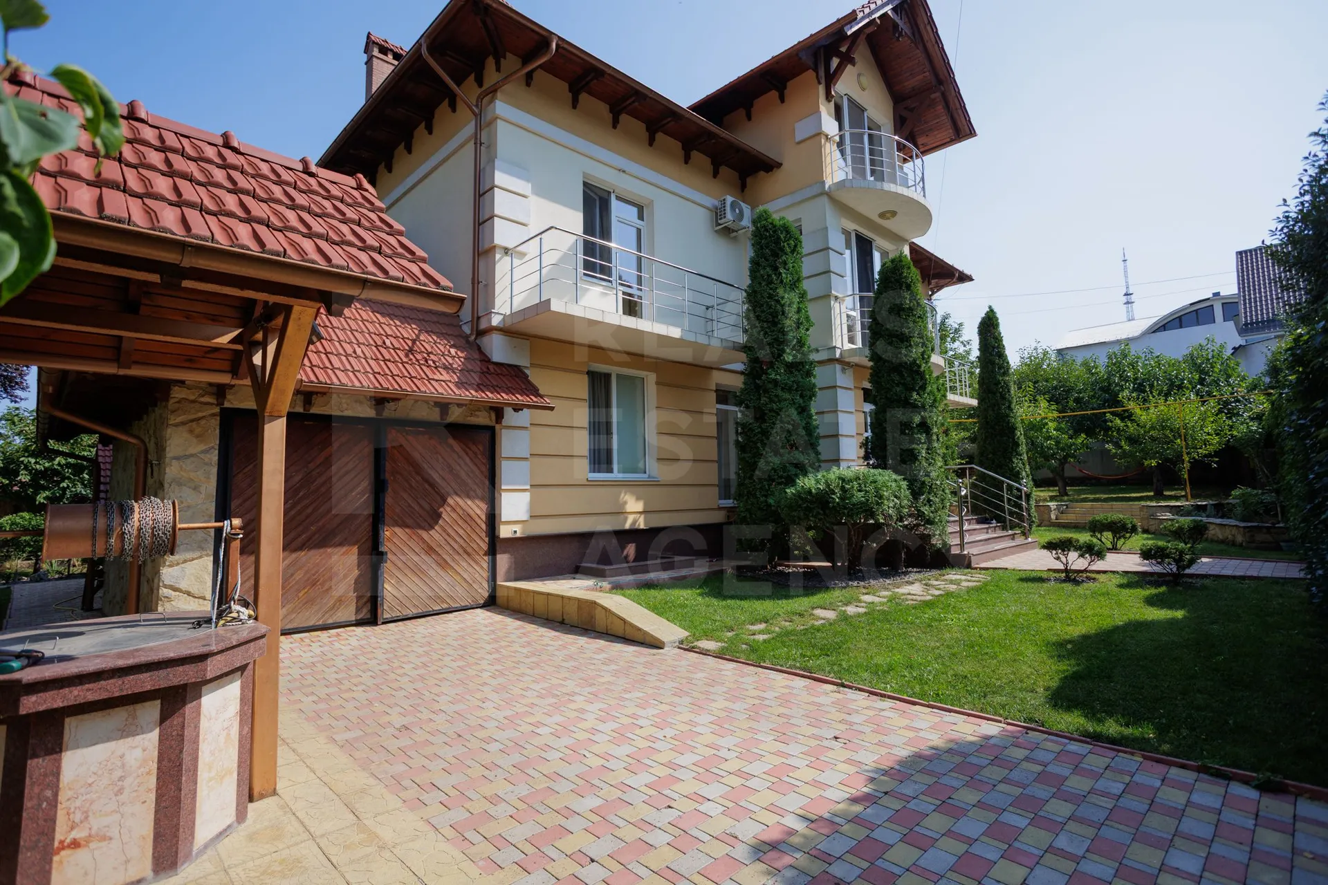 3-этажный дом, 6 комнат, 300 м² — Изображение 1