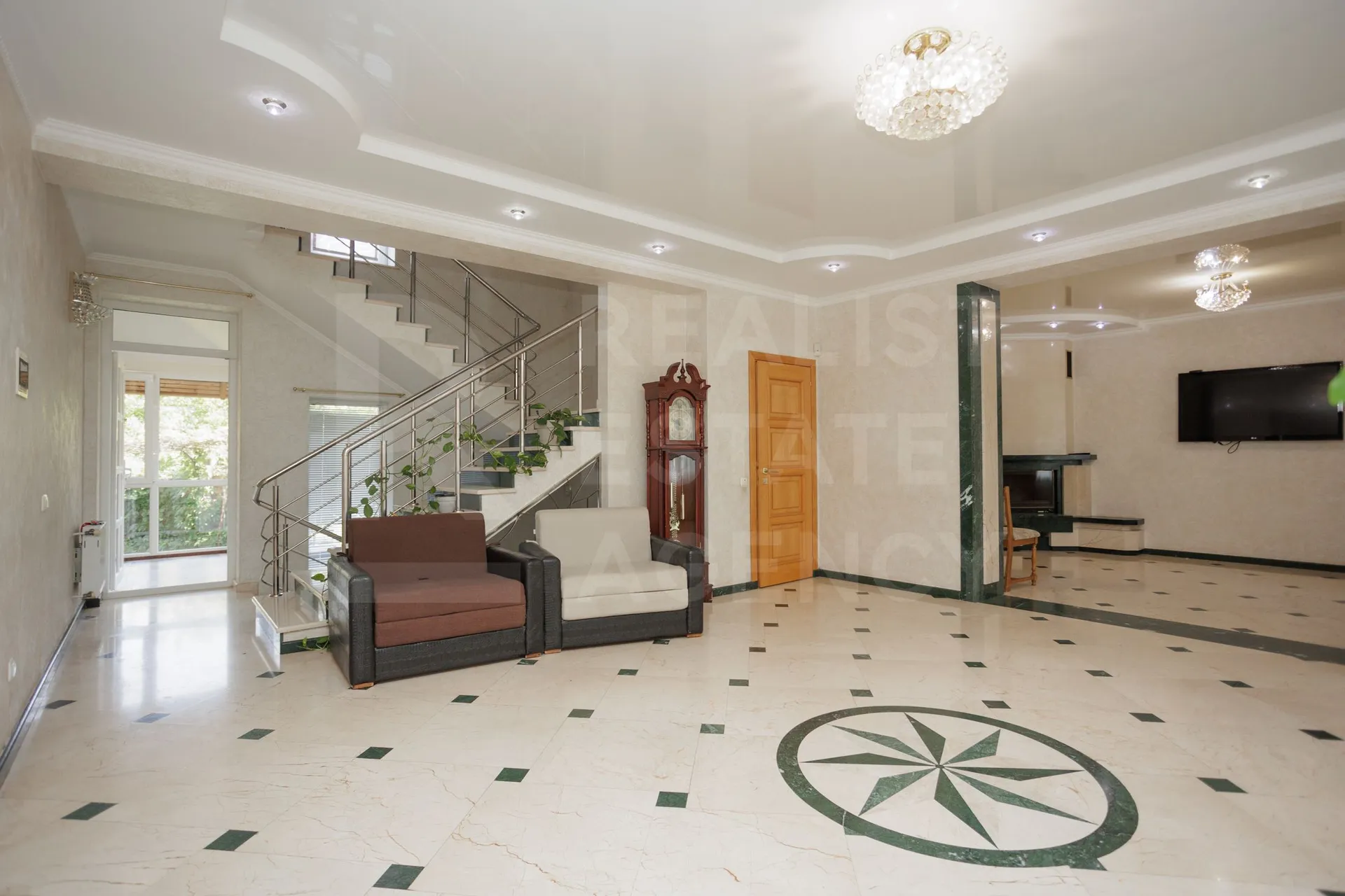 3-floor house, 6 rooms, 300 m² — Image 3