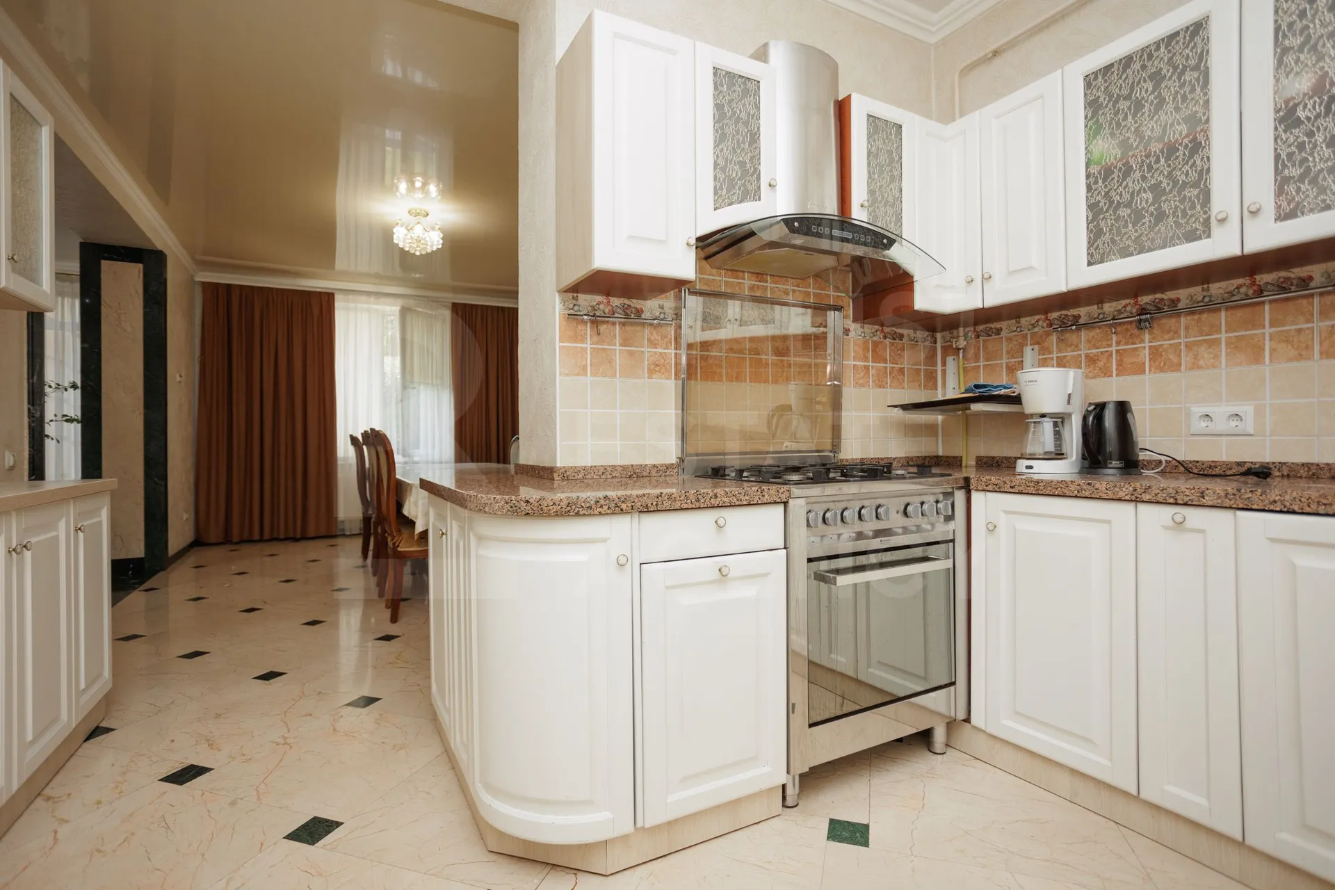 3-floor house, 6 rooms, 300 m² — Image 2