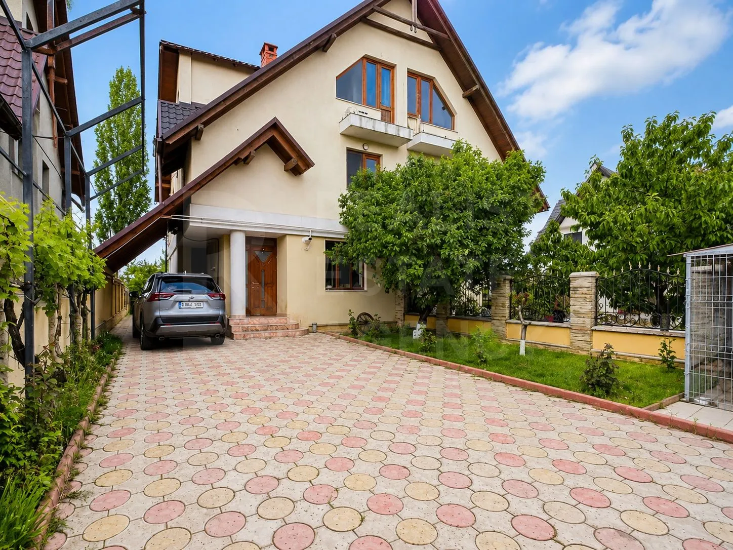 3-этажный дом, 5 комнат, 220 м² — Изображение 1