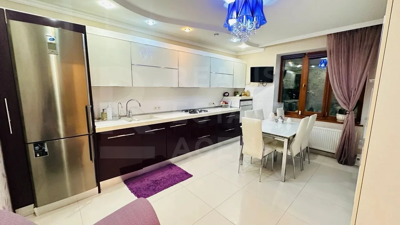 3-этажный дом, 5 комнат, 220 м² — Изображение 2