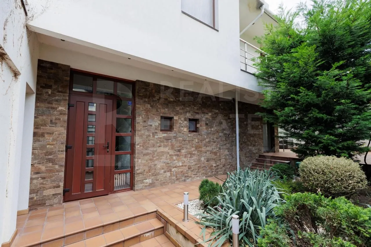 3-etaje casă, 5 camere, 250 m² — Imagine 1
