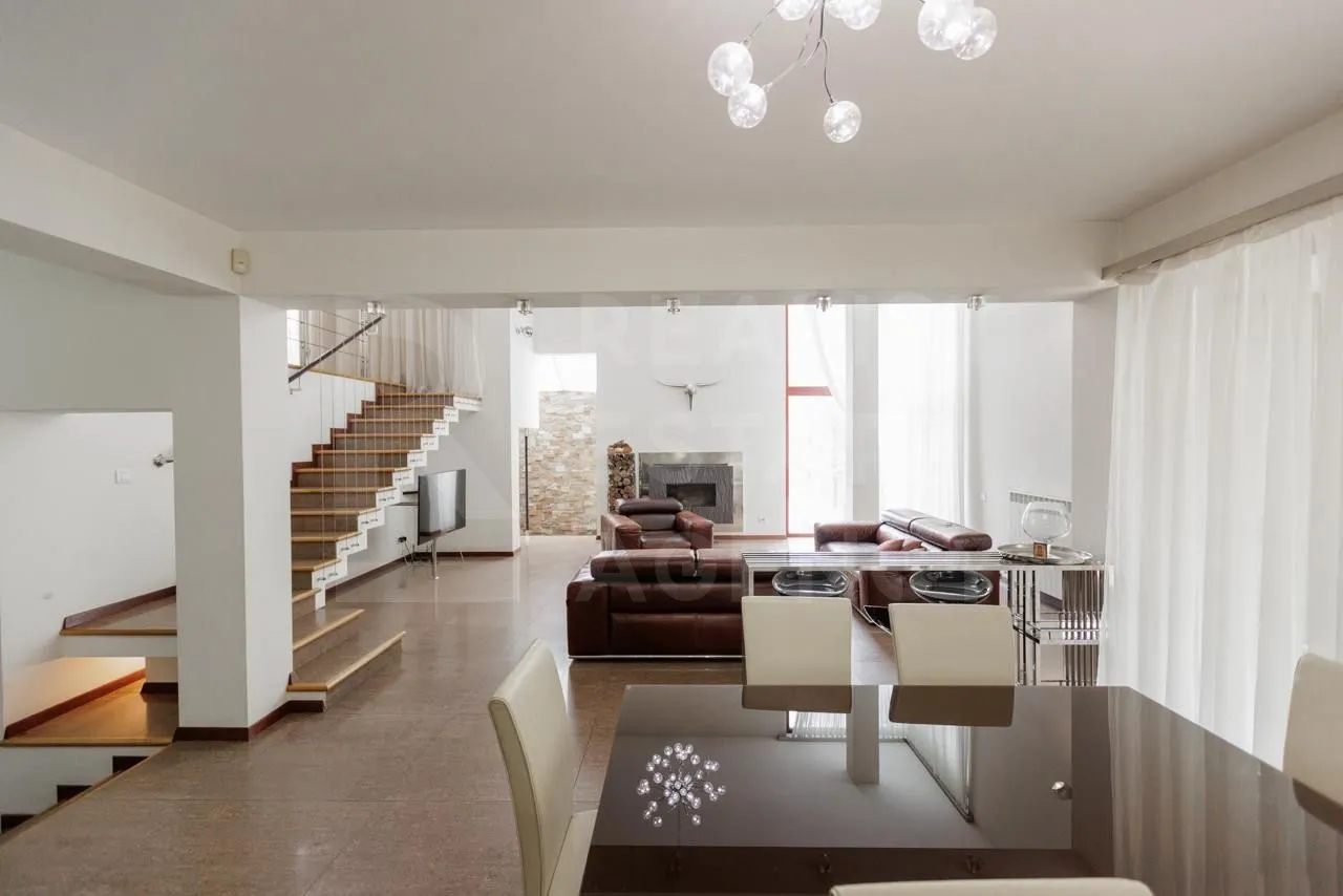 3-floor house, 5 rooms, 250 m² — Image 3