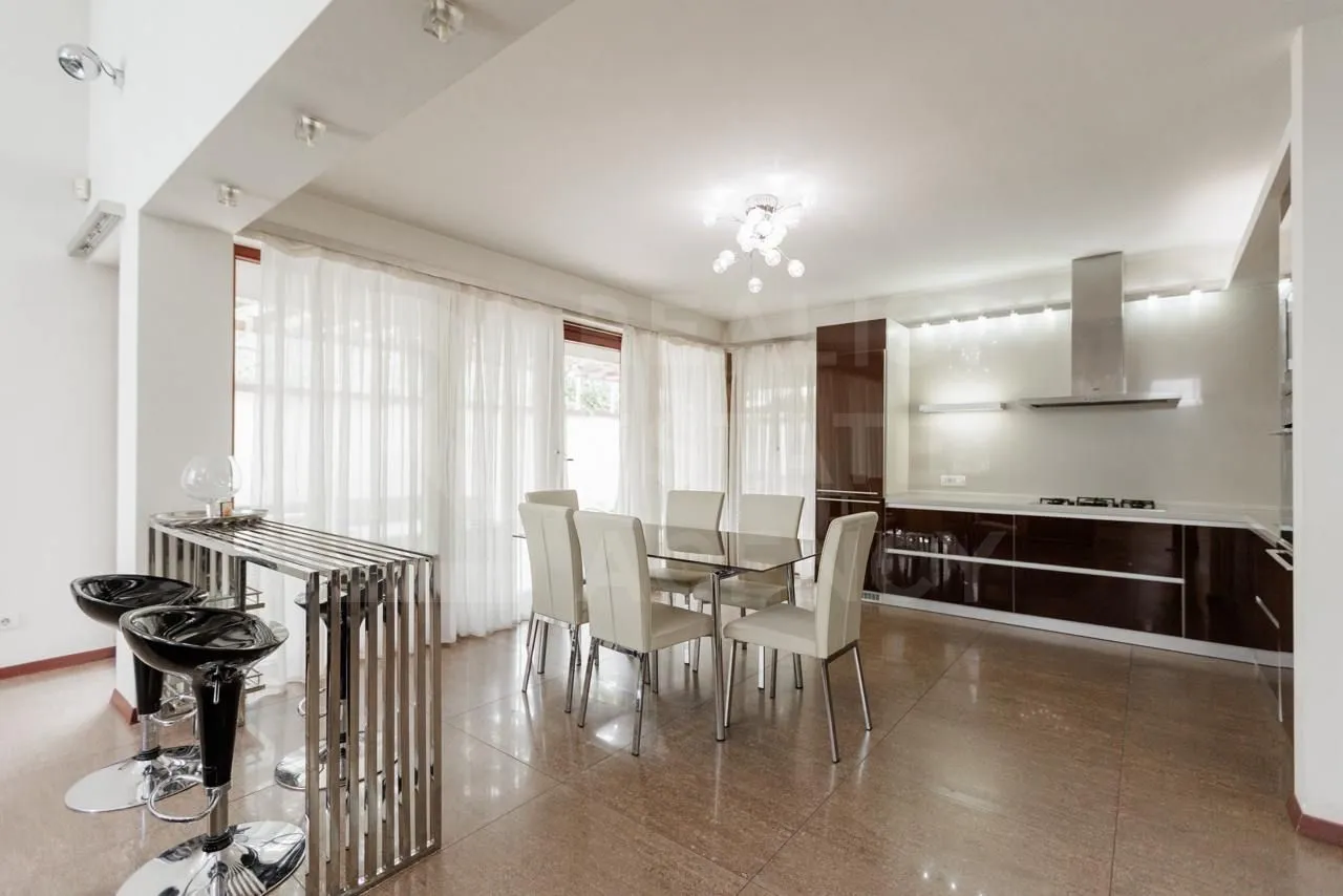 3-floor house, 5 rooms, 250 m² — Image 2