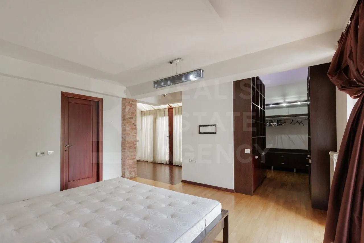 3-floor house, 5 rooms, 250 m² — Image 4