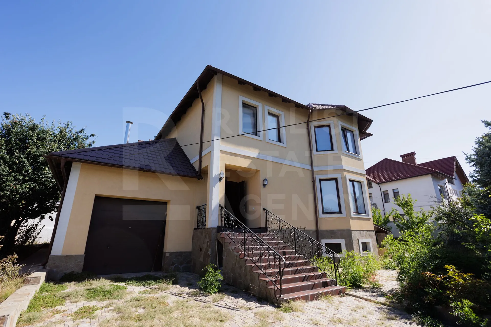 3-этажный дом, 4 комнаты, 180 м² — Изображение 1