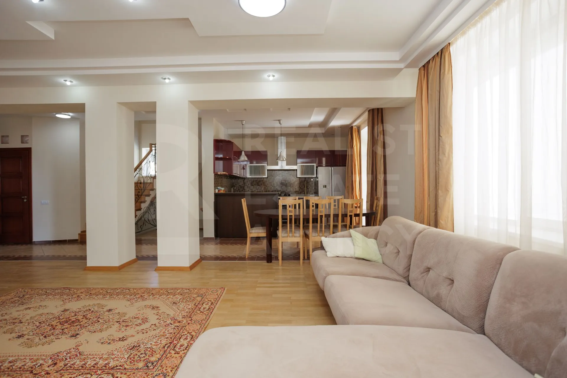 3-floor house, 4 rooms, 180 m² — Image 3