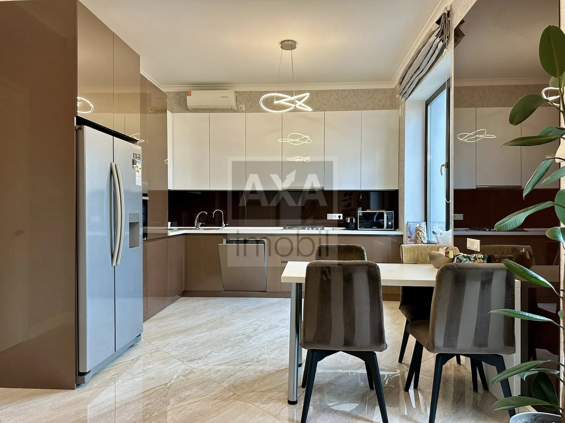 3-этажный дом, 4 комнаты, 240 м² — Изображение 2