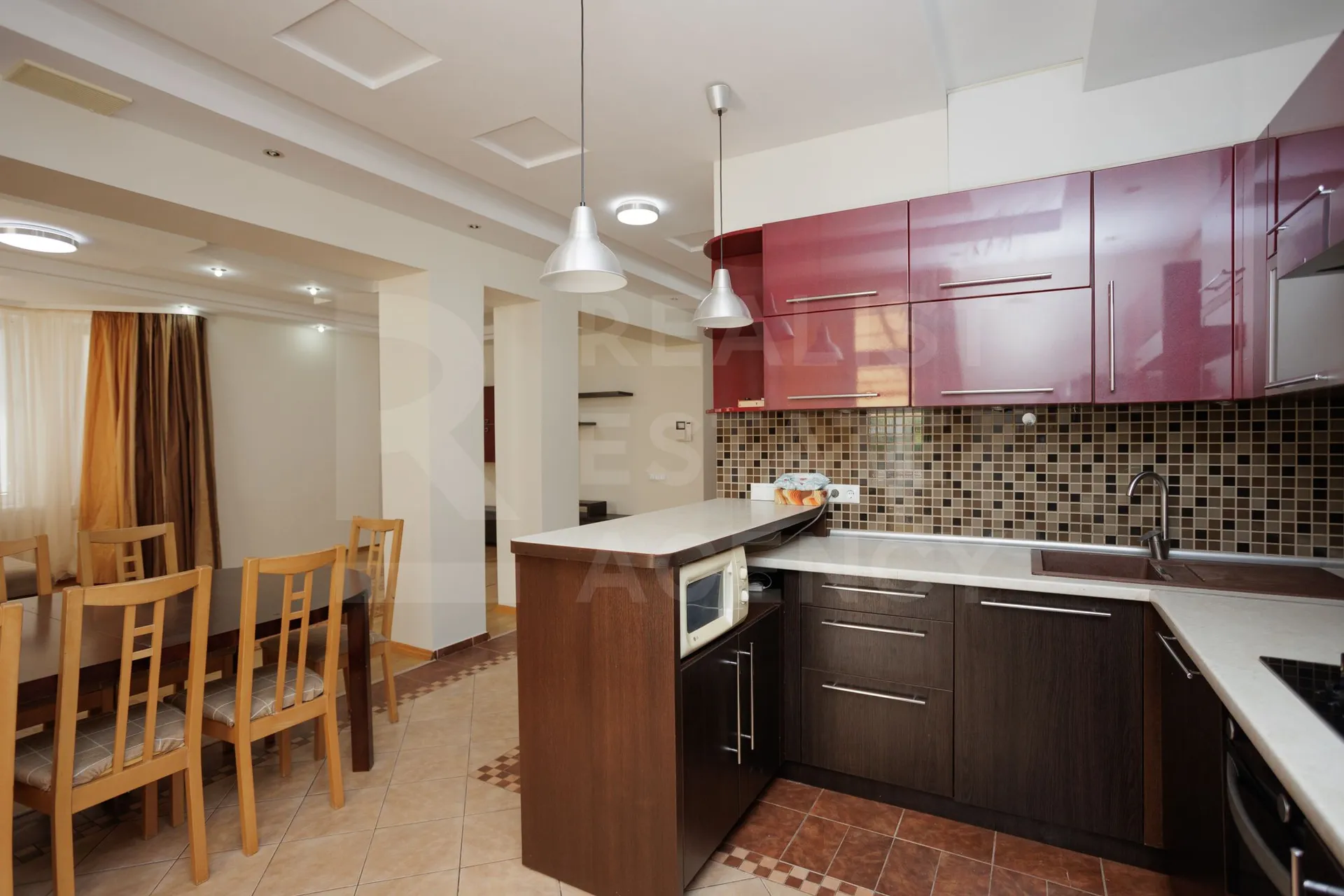 3-floor house, 4 rooms, 180 m² — Image 2