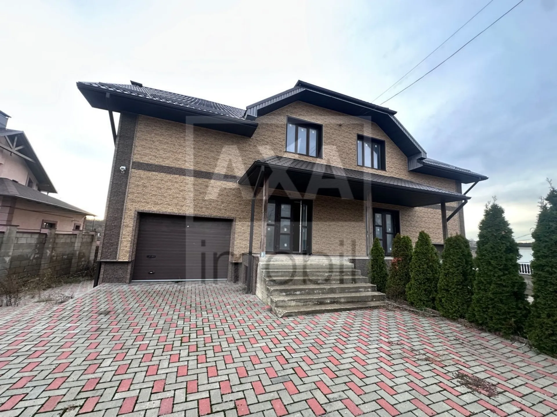 3-etaje casă, 4 camere, 250 m² — Imagine 1